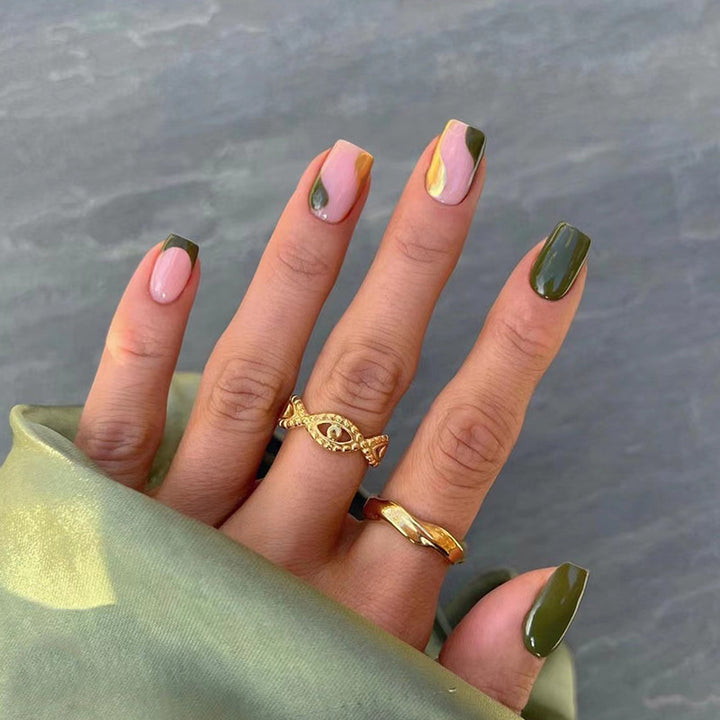 Kunstvolle Nagelverlängerungen mit elegantem Blattmuster Karnz