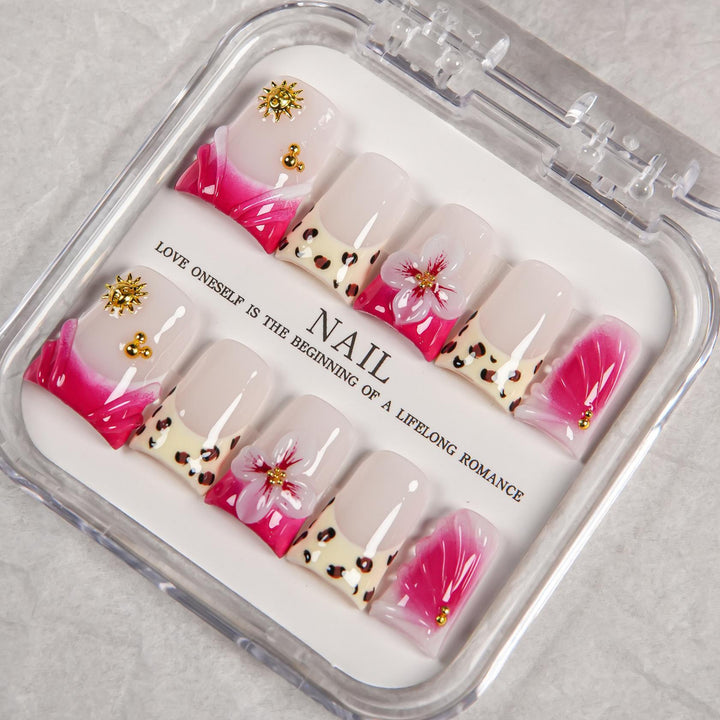 Floral Press-On Nagelkunst Set mit dekorativen Akzenten