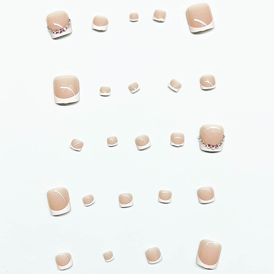 Fußnagelkunst-Set mit eleganter französischer Spitzenverzierung und Glitzerakzenten Karnz