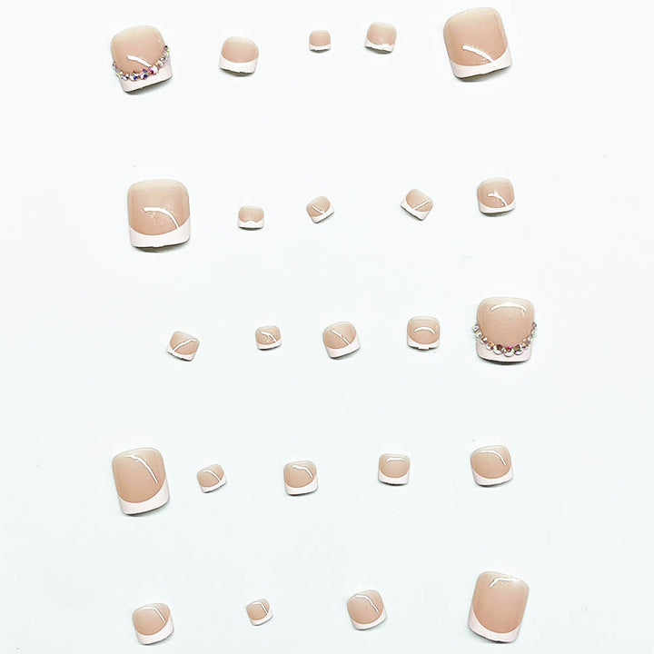 Fußnagelkunst-Set mit eleganter französischer Spitzenverzierung und Glitzerakzenten Karnz