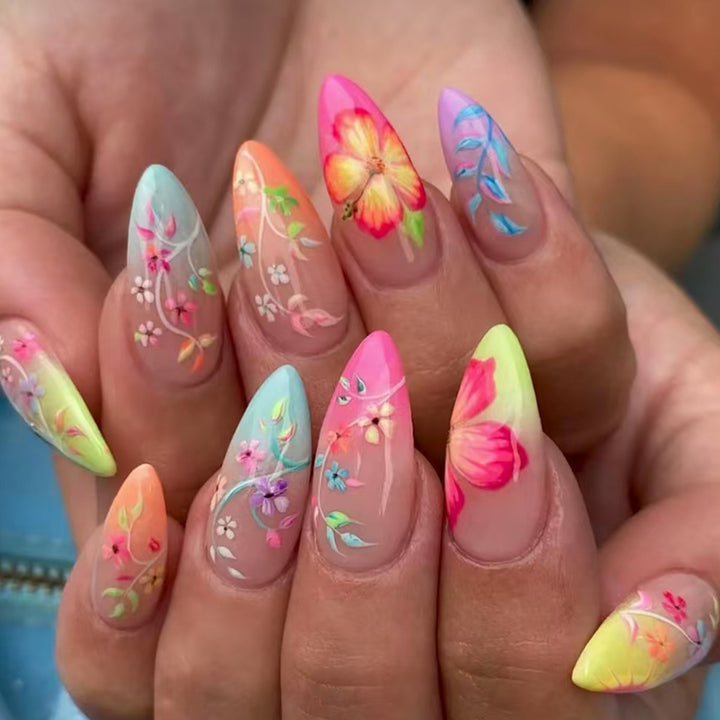 Kunstvolle Nagelspitzen mit floralen Designs Karnz