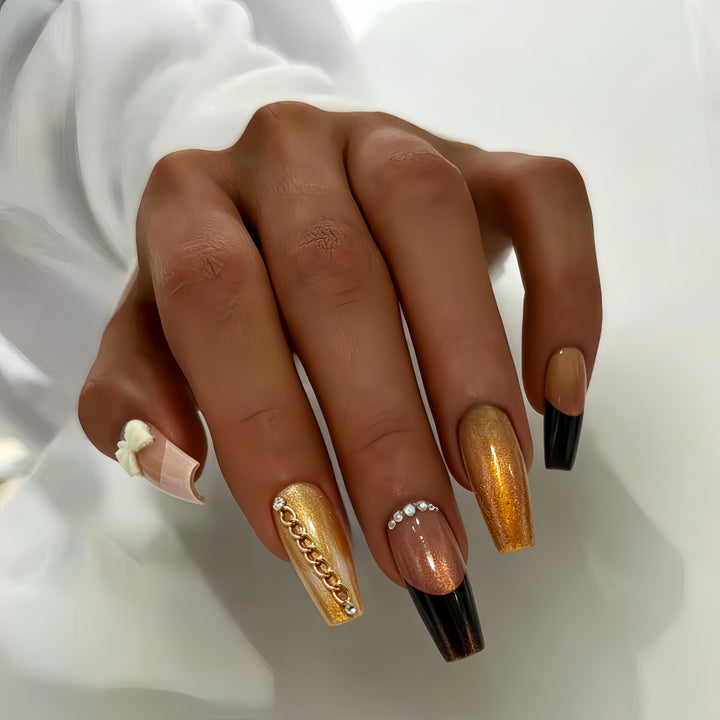 Glamouröse Kunstnägel mit Glitzerndem Design und Eleganten Verzierungen Karnz