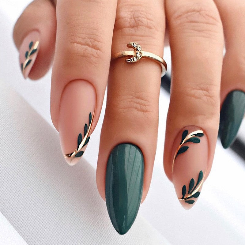 Kreatives Kunstnagelset mit Leopardenmuster und Glitzerakzenten Karnz