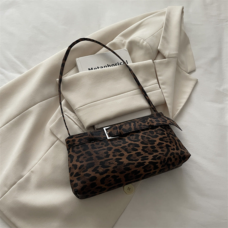 Chic strukturierte Leoprint-Handtasche