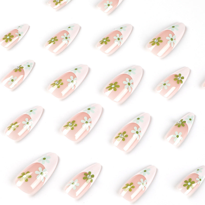 Kunstvolle Nagelkunst mit zarten Blütenmotiven Karnz