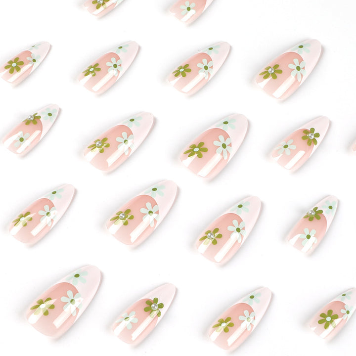 Kunstvolle Nagelkunst mit zarten Blütenmotiven Karnz