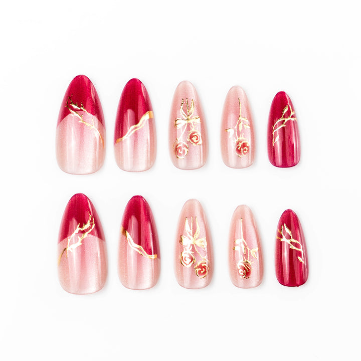 Glamouröse Nägel mit floralem Design Karnz