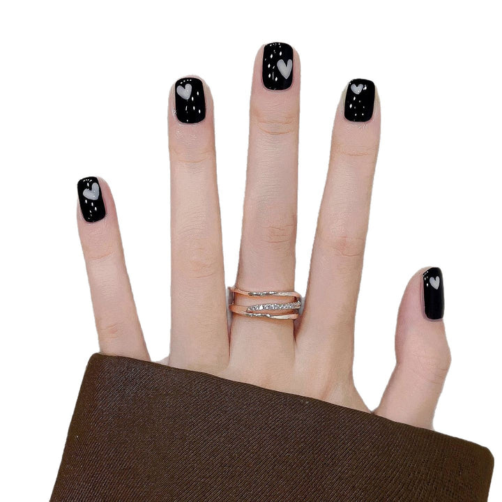 Künstlerisches Press-On Nagelkunstset mit Herzmustern