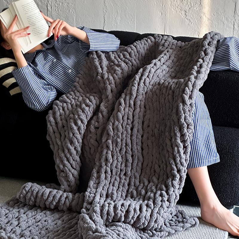 Überdimensionale Handgestrickte Grobstrick-Wohndecke aus Chenille