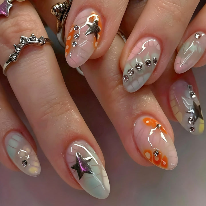 Kunstnagelset mit kreativen Designs und Glitzerakzenten Karnz