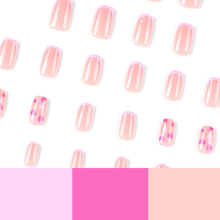 Elegante Nagelkunst mit Herzmotiven Karnz