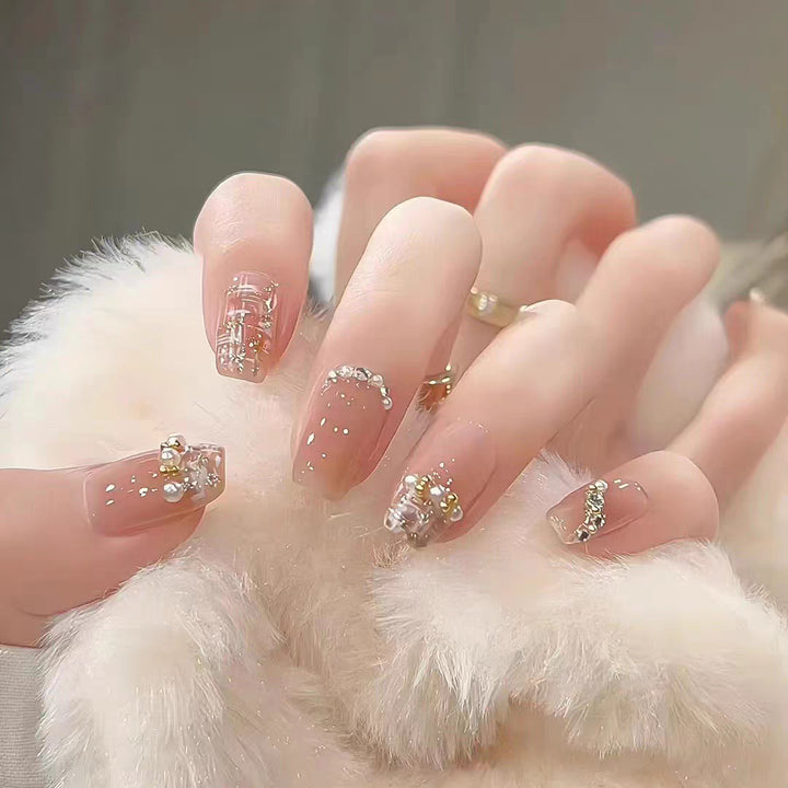 Kunstnägel mit Eleganten Perlen- und Glitzerverzierungen Karnz