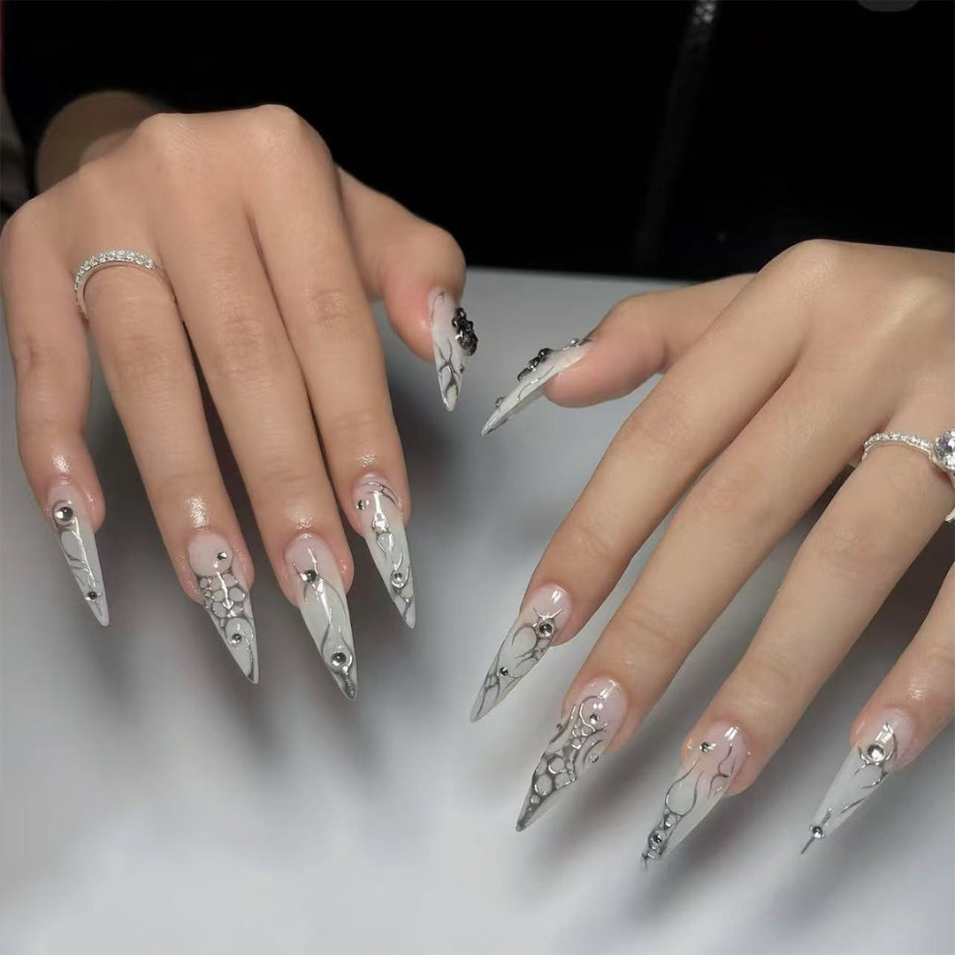 Elegante Stiletto Press-On Nägel mit metallic Design Karnz