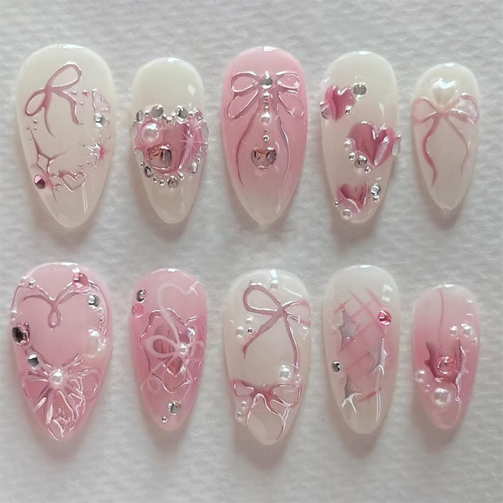 Elegantes Kunstnagelset mit floralen und Glitzerdetails Karnz
