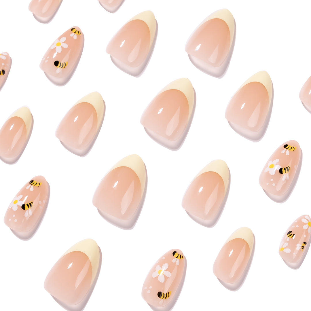 Kunstvolle Nagelkunst mit Bienen- und Blumedesign Karnz