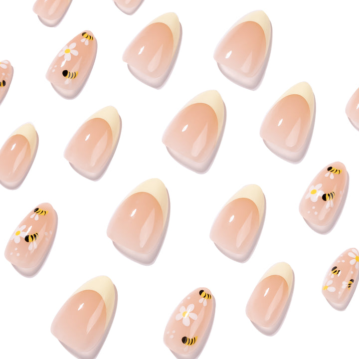 Kunstvolle Nagelkunst mit Bienen- und Blumedesign Karnz