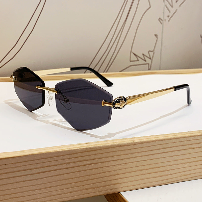Damen Designer Sonnenbrille mit hexagonalem Rahmen und goldenen Akzenten Karnz