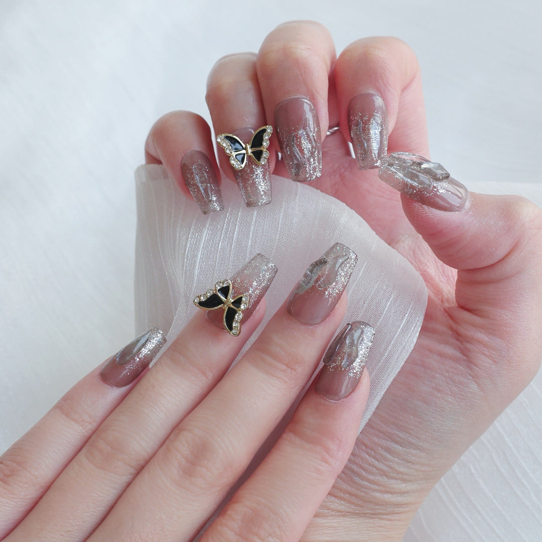 Blumen- und Schmetterlings-verzierte Press-On Nagelset
