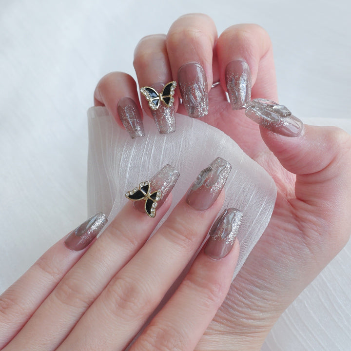 Blumen- und Schmetterlings-verzierte Press-On Nagelset