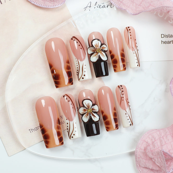 Kreatives Kunstnagelset mit filigranen Blumen- und Glitzerakzenten Karnz
