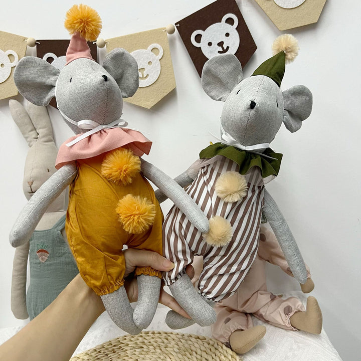 Langbeinige Organic-Leinen-Hasenpuppe mit bestickten Karotten-Latzhosen