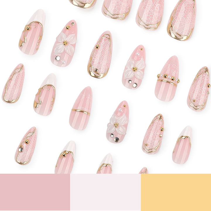 Kunstvolle Nagelverlängerungen mit filigranen Blüten- und Goldverzierungen Karnz
