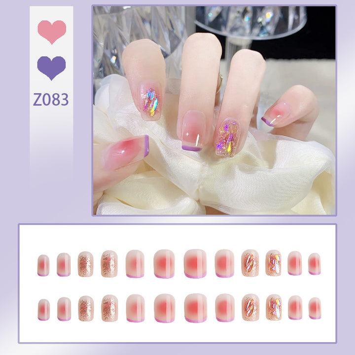 Kunstnagelset mit eleganten Glitzerverzierungen und schimmernden Akzenten Karnz