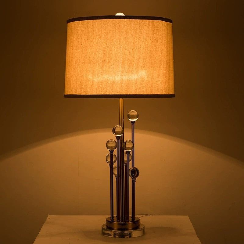 Elegante Tischlampe mit einzigartigem skulpturalem Fuß