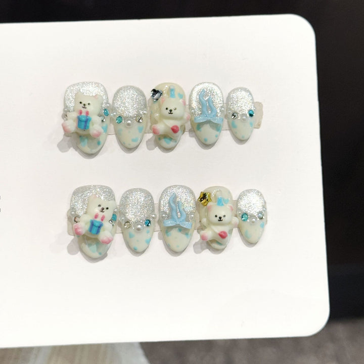 Dekoratives Press-On Nagelkunst-Set mit floralen und verspielten Designs