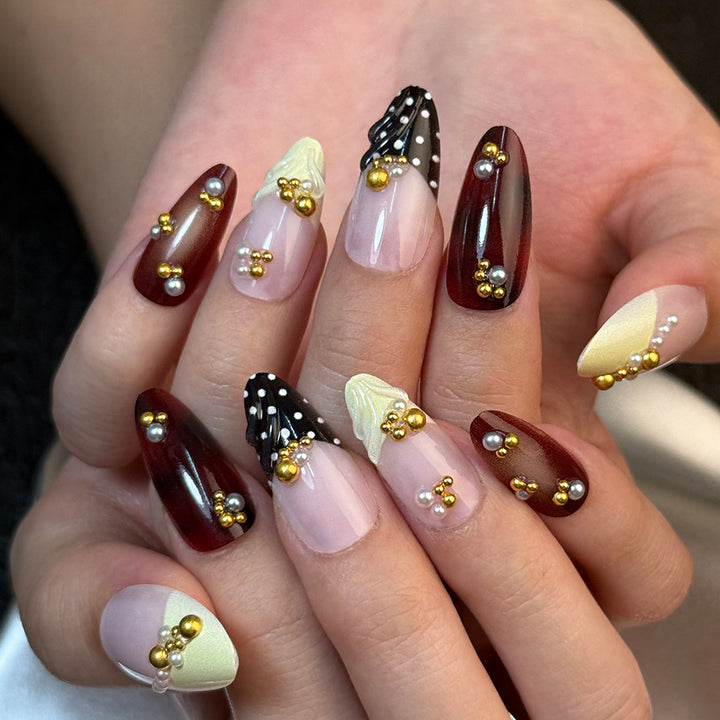 Elegante Kunstfingernägel mit Floralen und Geometrischen Akzenten Karnz