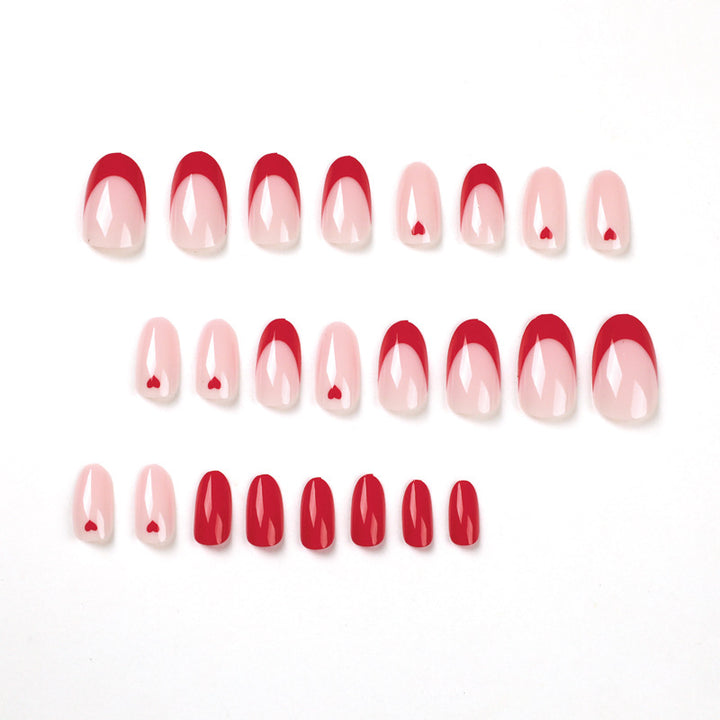 Elegante Nagelverlängerungen mit Herzdesign Karnz