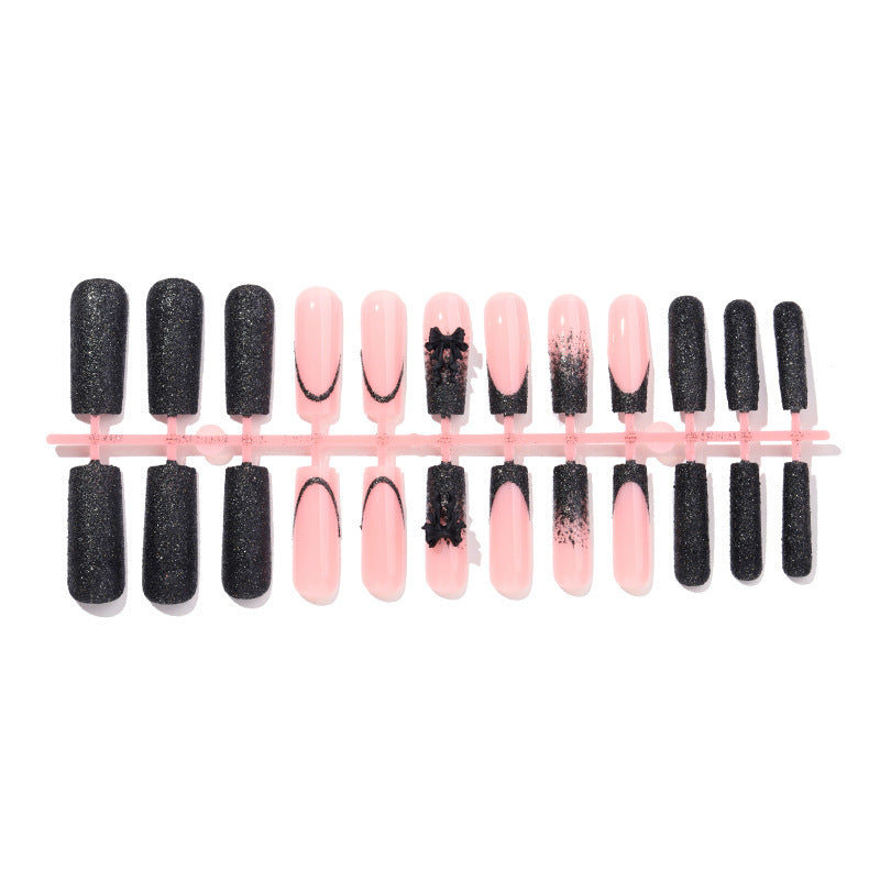 Kreatives Kunstnagelset mit Glamourösen Akzenten Karnz
