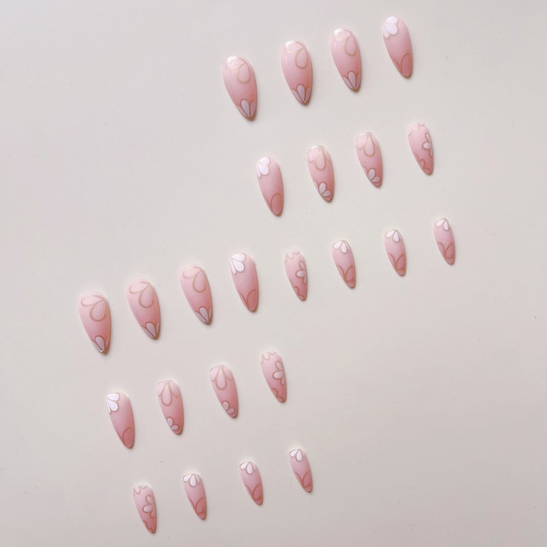 Kunstnagelset mit luxuriösen floralen 3D-Verzierungen Karnz