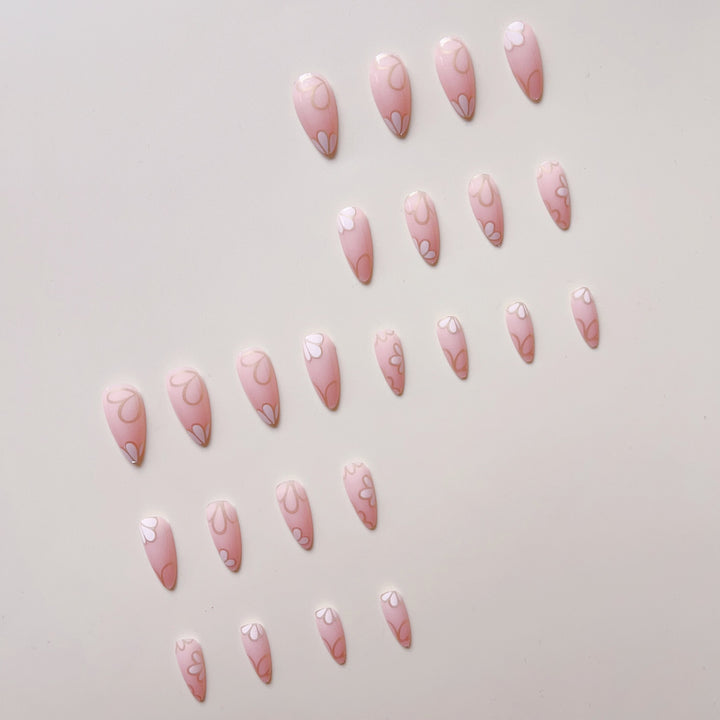 Kunstnagelset mit luxuriösen floralen 3D-Verzierungen Karnz
