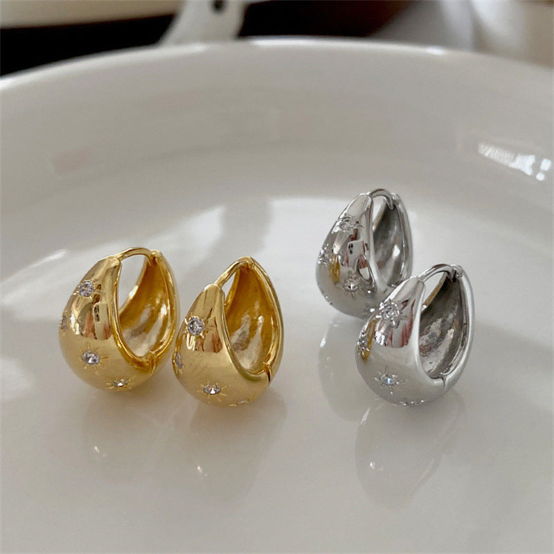 Modische Ohrringe mit Floralem Design Karnz