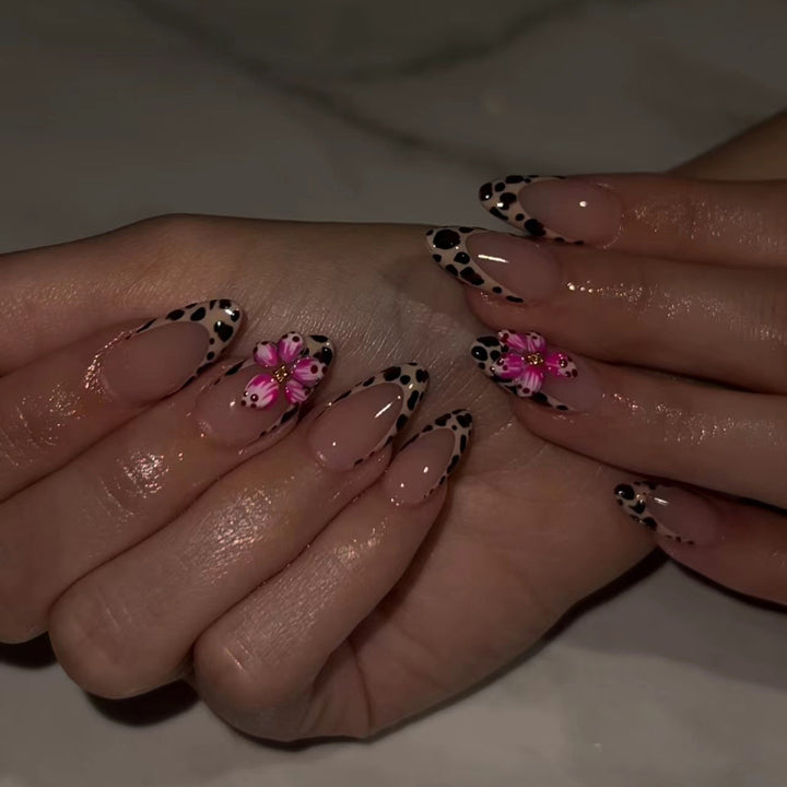 Künstliche Nagelkunst mit floralem Design und stilvollem Leopardenmuster Karnz