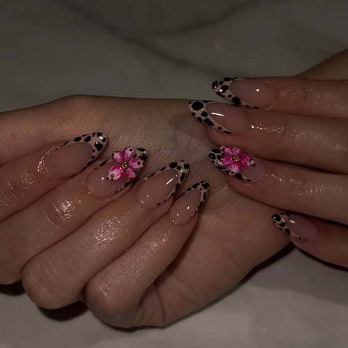 Künstliche Nagelkunst mit floralem Design und stilvollem Leopardenmuster Karnz