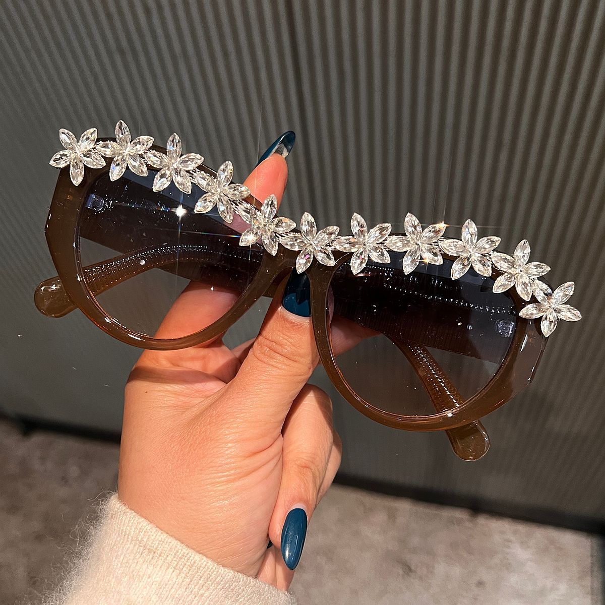 Damen Sonnenbrille mit floralen Kristallakzenten Karnz