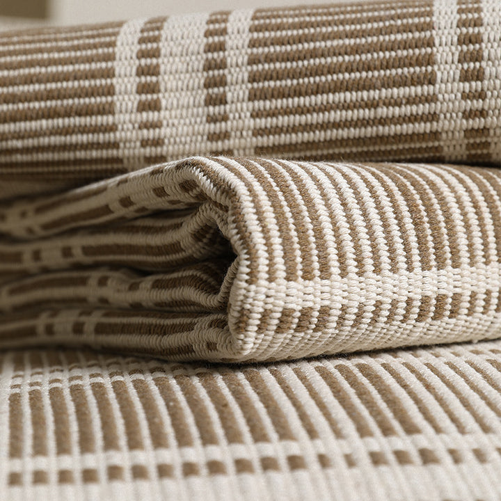 Stretch-Sofaüberwurf mit kariertem Jacquard-Muster und abnehmbaren Armlehnbezügen Karnz