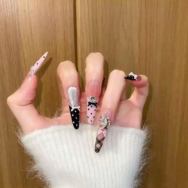 Kunstnagelset mit glamourösen 3D-Applikationen und festlichem Design Karnz