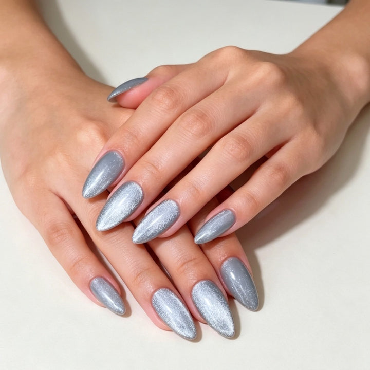 Kunstnägel mit Metallic und Glitzernden Finish Karnz