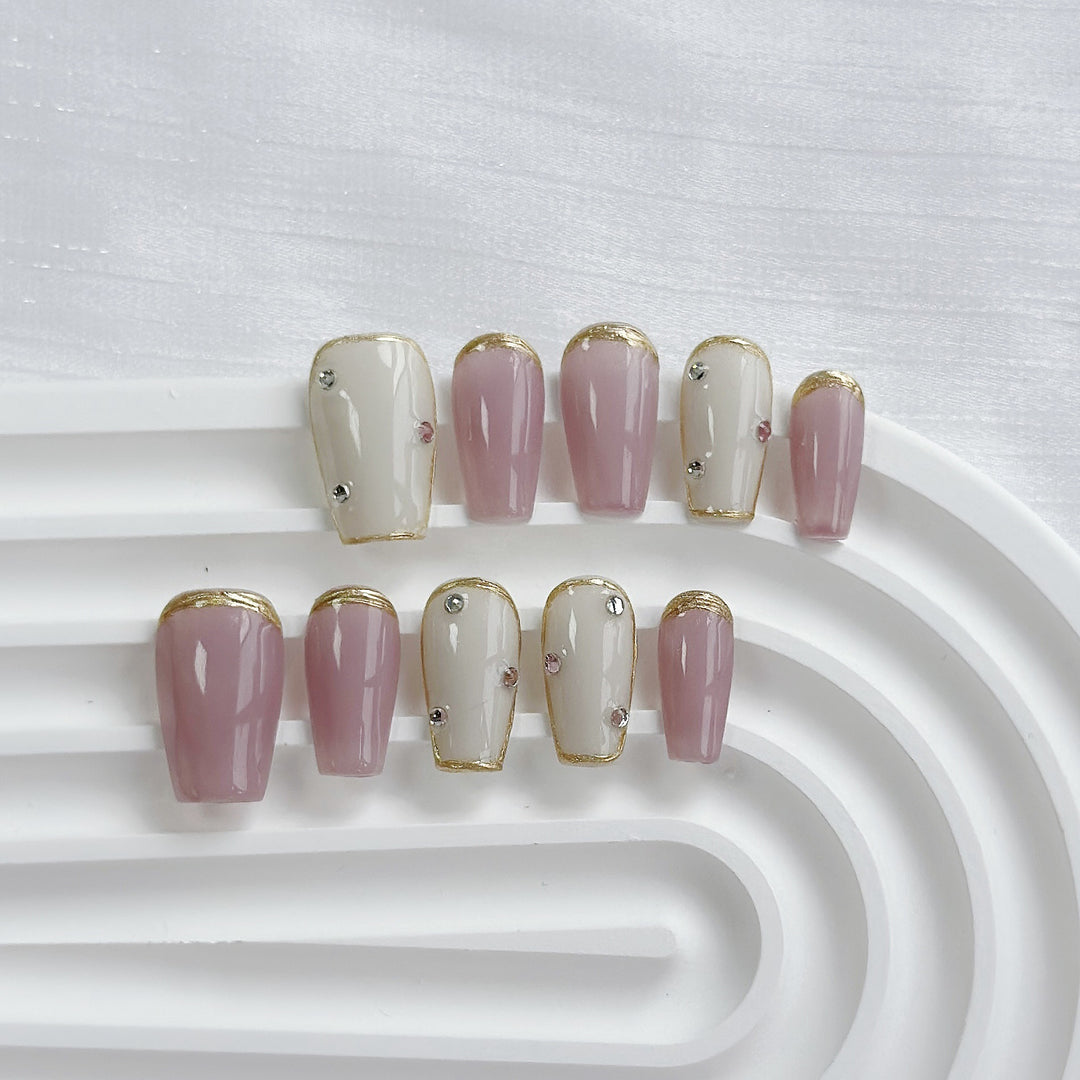 Glamourös Dekorativer Press-On Nail Set mit Goldakzenten