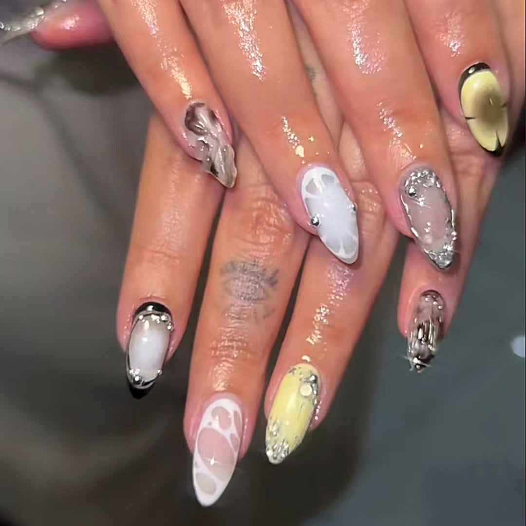 Kunstvolle Nailart mit edlen Akzenten Karnz
