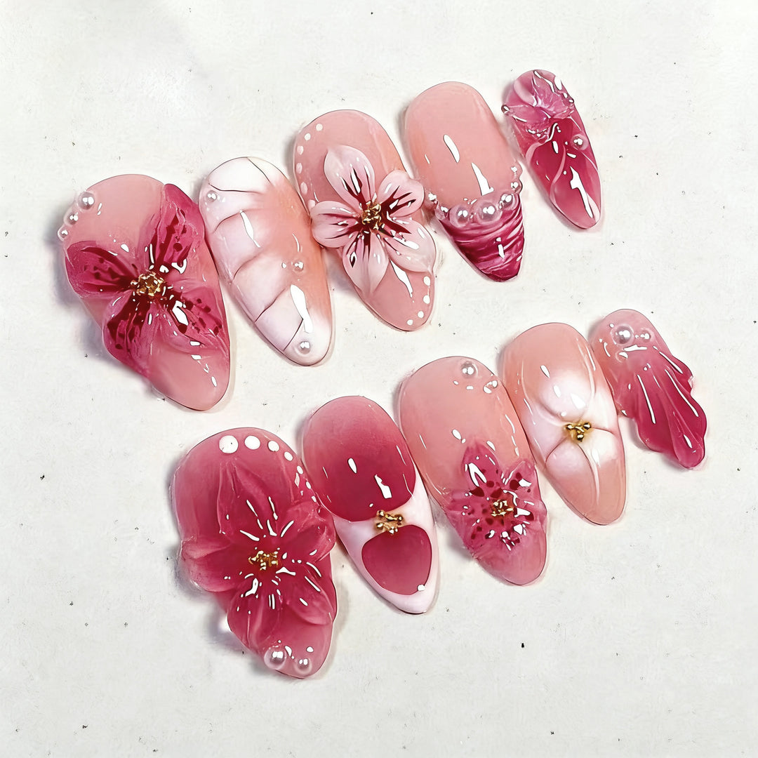 Kreatives Kunstnagelset mit floralen Akzenten Karnz