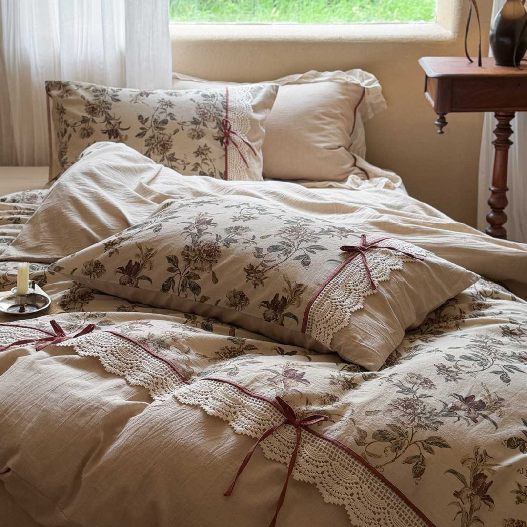 Landhaus-Bettwäschegarnitur im Vintage-Stil mit Häkelspitze und Zierbändern