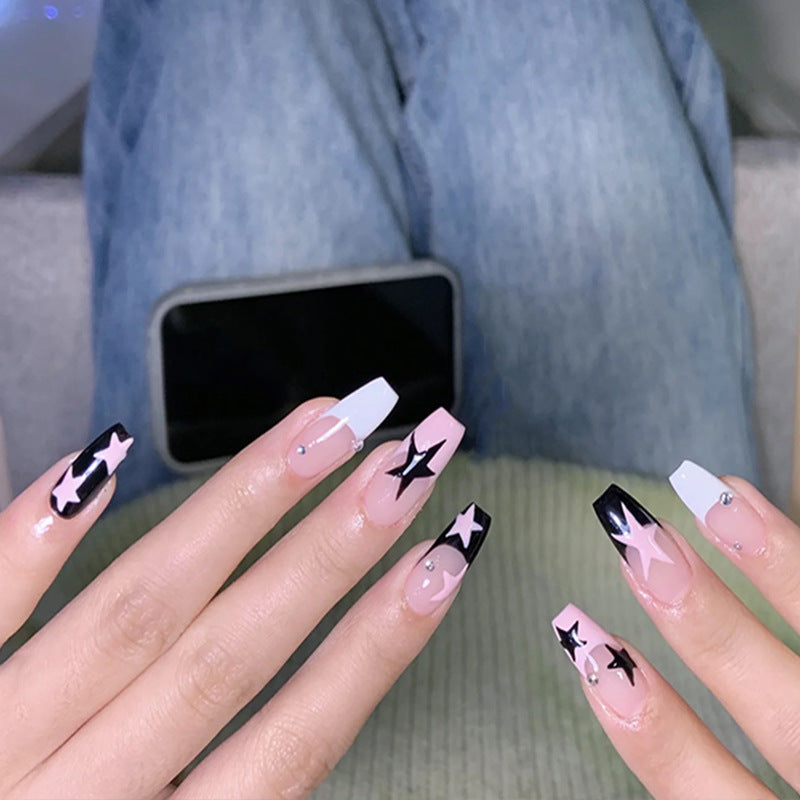 Kunstnagelset mit glamourösem Sternen-Design und funkelnden Akzenten Karnz