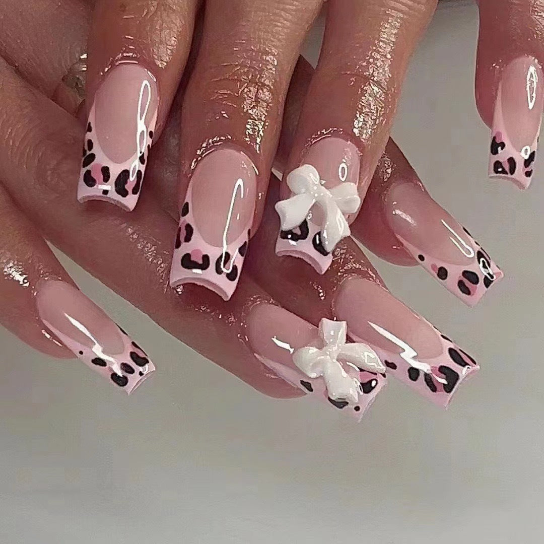 Kunstnägel mit Leopard-Muster und Schleifen Karnz