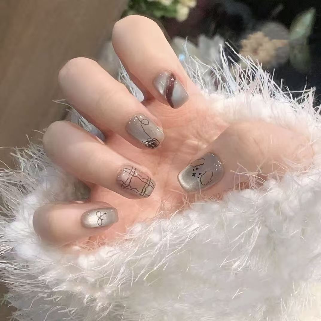 Künstlerisches florales detailliertes Press-On-Nagelset Karnz
