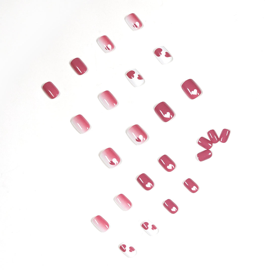 Kreative Nagelkunst mit Herzmotiv und hochglänzendem Finish Karnz