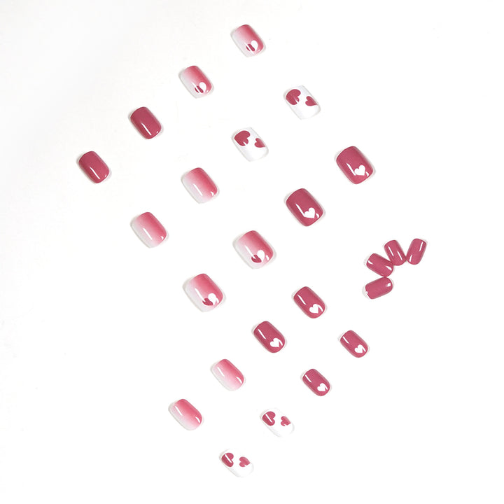 Kreative Nagelkunst mit Herzmotiv und hochglänzendem Finish Karnz